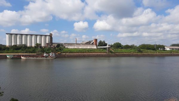 Barragem fecha comportas e nível do rio sobe novamente