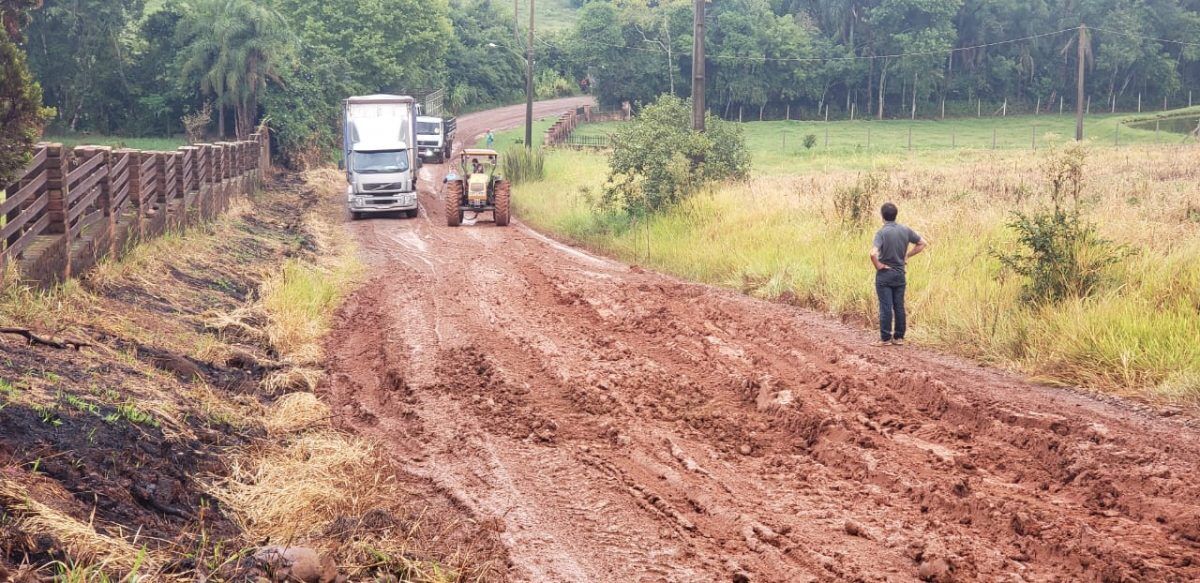 Caminhões atolam e trancam passagens em desvios