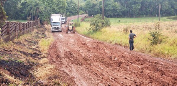 Caminhões atolam e trancam passagens em desvios