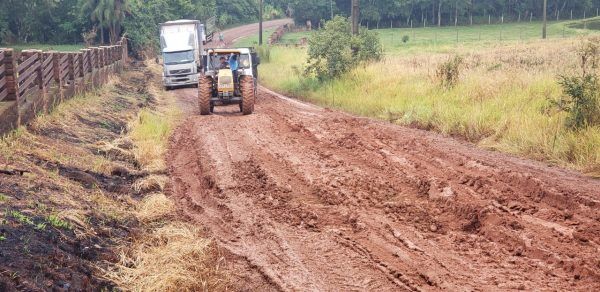 Vídeo: Prefeitura de Estrela bloqueia estrada próximo da Tangará