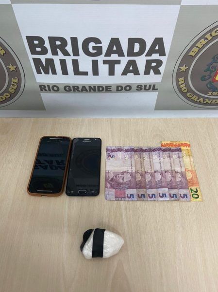 Duas pessoas são presas acusadas de tráfico em Estrela