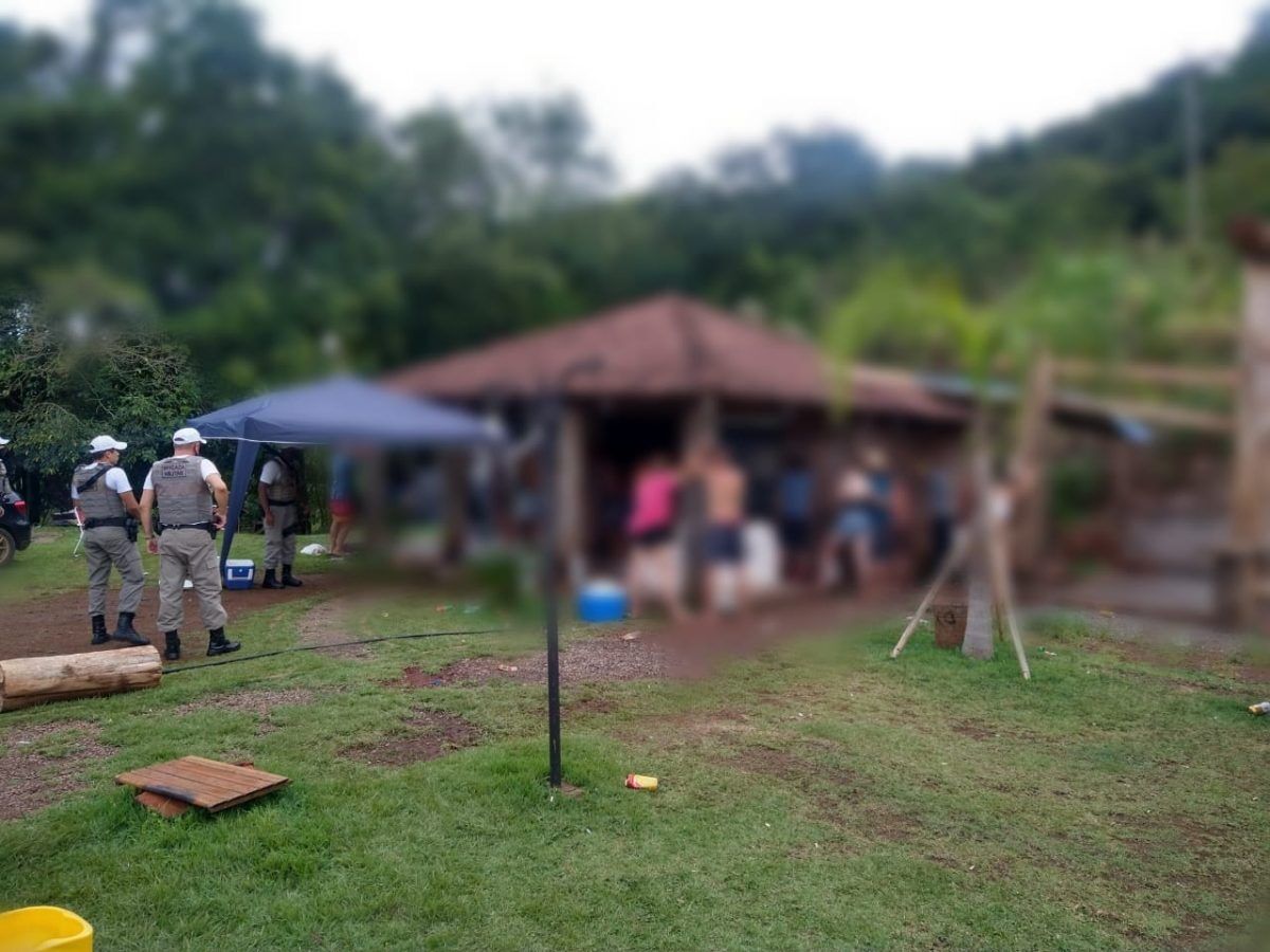 Brigada Militar encerra festa clandestina no Morro Gaúcho, em Arroio do Meio