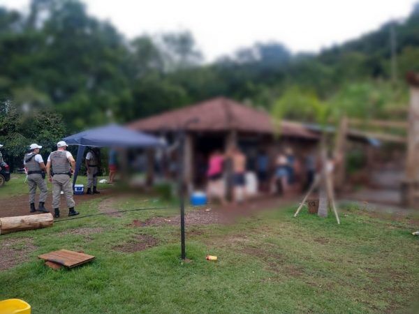 Brigada Militar encerra festa clandestina no Morro Gaúcho, em Arroio do Meio