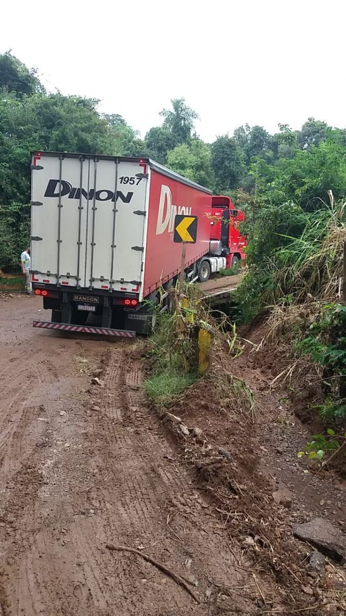 Caminhão rompe bloqueio e fica preso em ponte no interior de Estrela