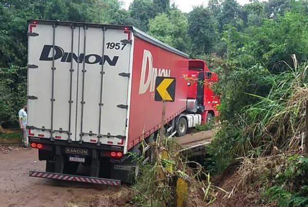 Caminhão rompe bloqueio e fica preso em ponte no interior de Estrela