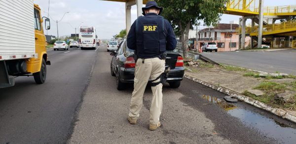 Sem gasolina, criminoso é preso pela PRF com carro furtado