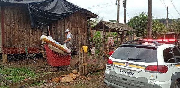 BM arrecada alimentos para família que teve casa destelhada após vendaval