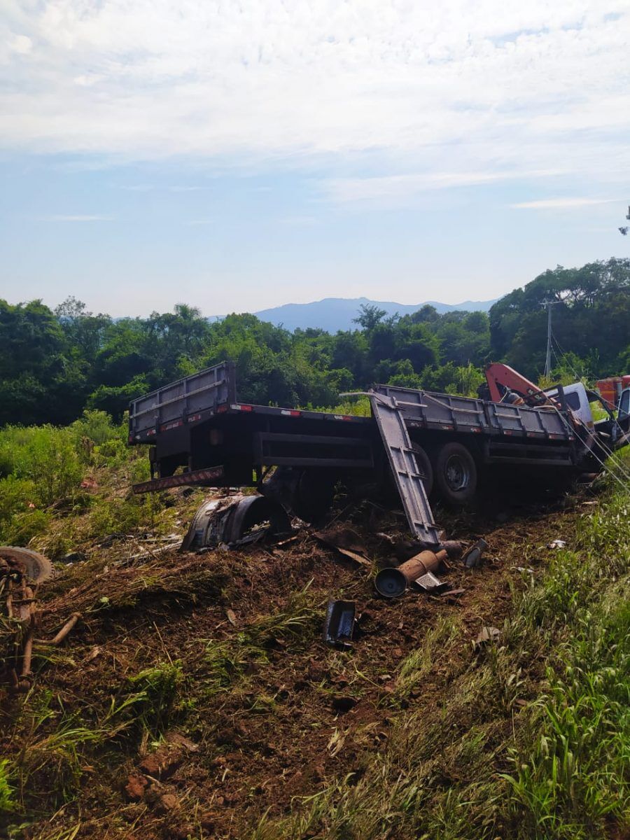 Caminhão com carga de peixe tomba na estrada da Lagoa da Garibaldi