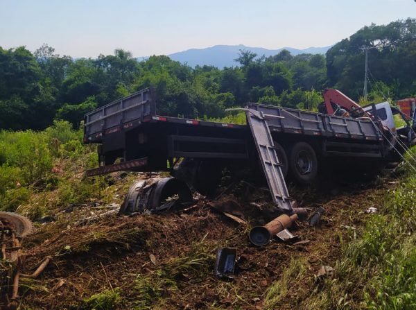 Caminhão com carga de peixe tomba na estrada da Lagoa da Garibaldi