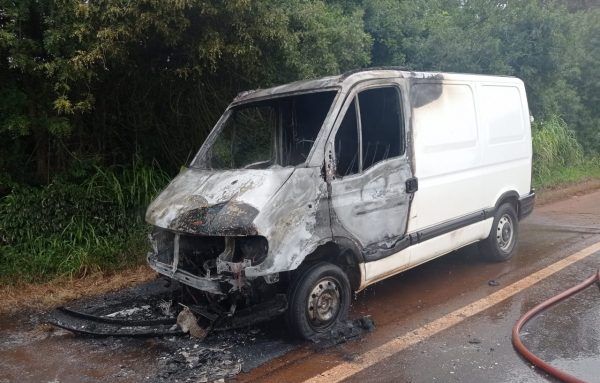 Veículo pega fogo na RSC-453, em Estrela