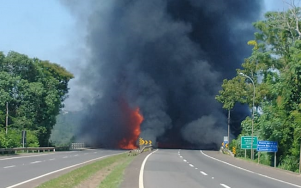Caminhão-tanque explode na BR-386