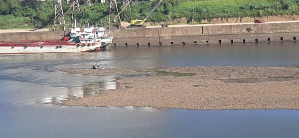 Rio baixa a nível histórico e impressiona moradores