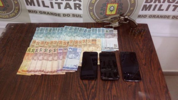 Casal é preso por porte ilegal de arma de fogo