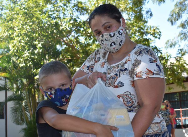 Mais de 1,8 mil cestas básicas são entregues para famílias de alunos