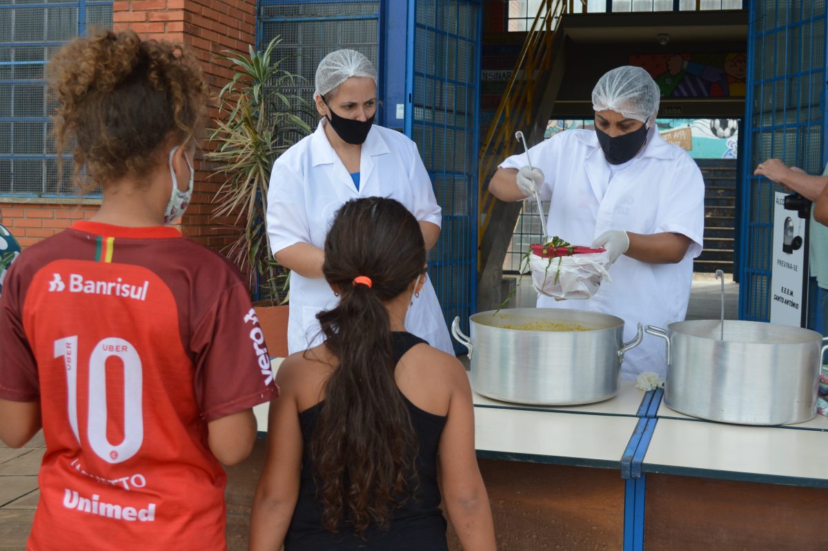 Voluntários fazem sopão para famílias do bairro Santo Antônio
