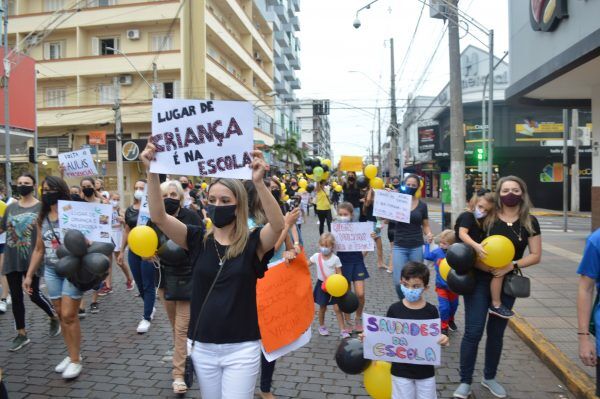 Ato pede fim da suspensão das aulas presenciais no RS