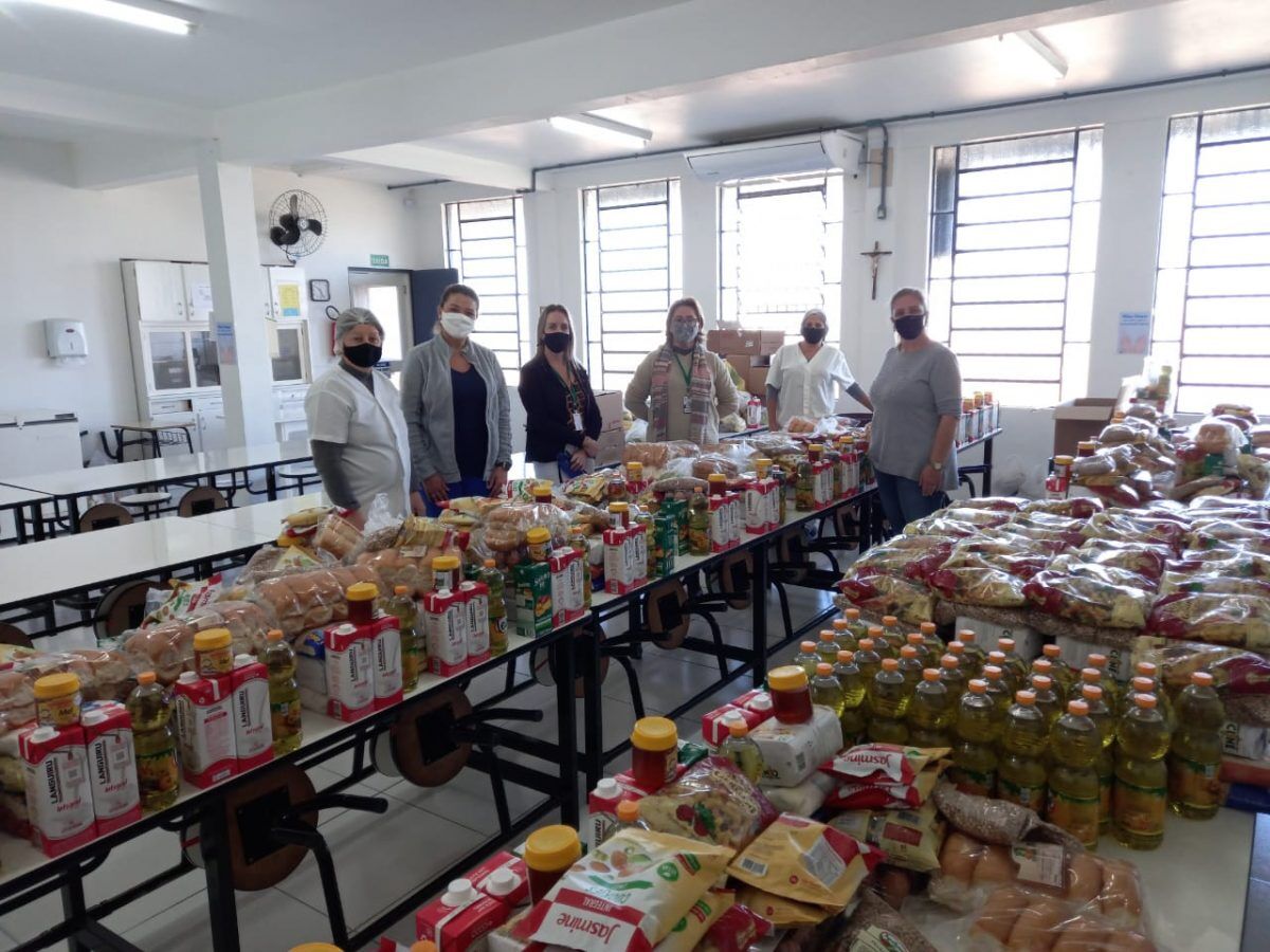 Teutônia distribui 675 kits de alimentos da merenda escolar