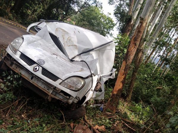 Jovem fica gravemente ferida após capotar veículo em Imigrante