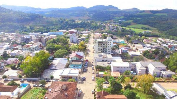 Anta Gorda estuda estátua de Nossa Senhora de Lourdes