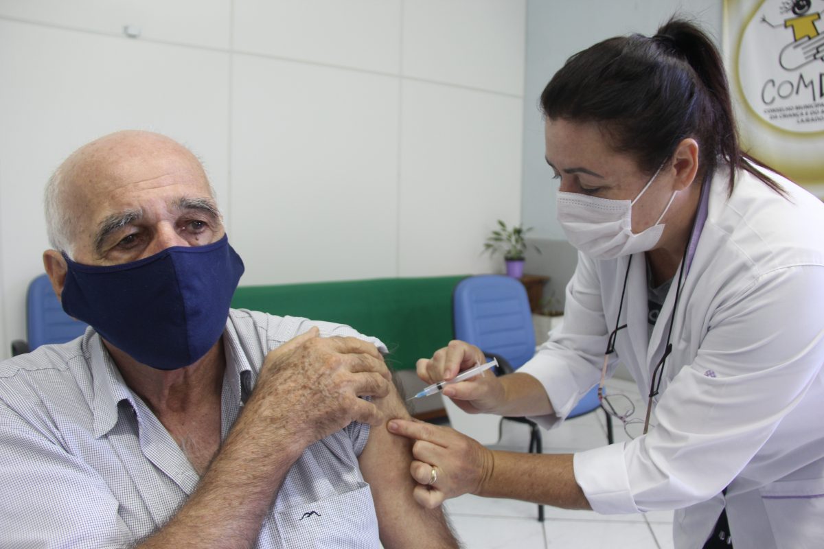 Segunda dose da vacina contra a covid-19 segue sendo aplicada em Lajeado