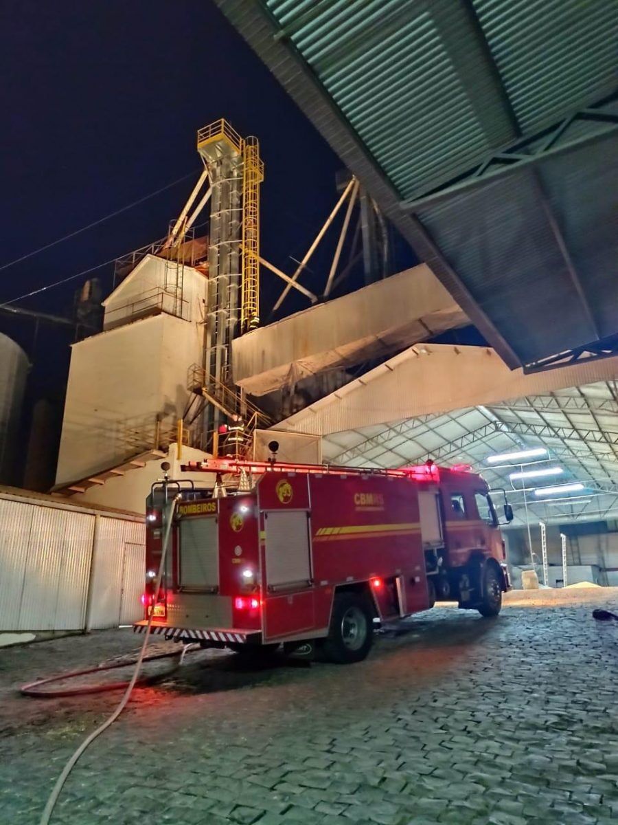 Bombeiros combatem incêndio em silo de grãos em Encantado