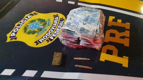 PRF prende dois criminosos com mais de 100 mil reais em notas falsas em Paverama
