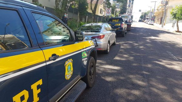 PRF recupera veículo furtado de locadora