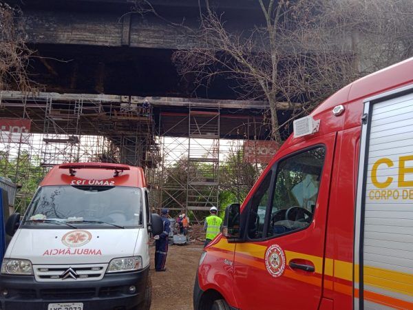 Bombeiros resgatam homem que consertava ponte da 386