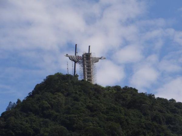 Braços e cabeça de Cristo Protetor são içados em Encantado