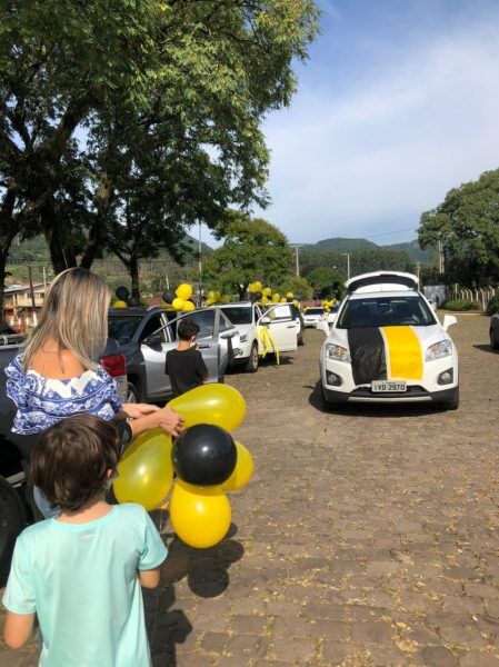 Carreata em Encantado reuniu cerca de 100 veículos