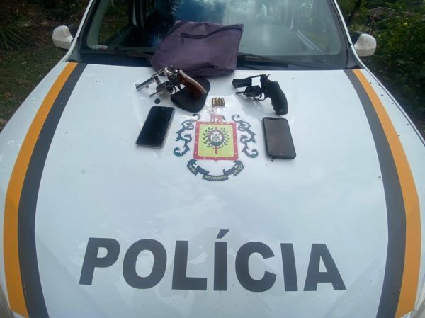 Dupla é presa por porte ilegal de arma e roubo de veículo