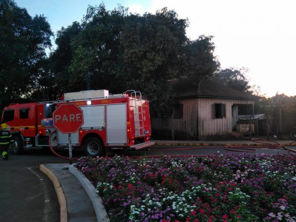 Bombeiros apagam chamas em casa de Santa Clara do Sul