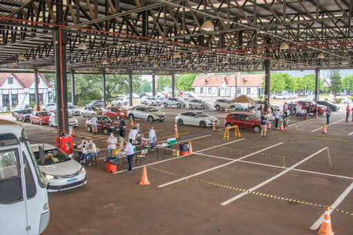 Mais de 600 pessoas foram vacinadas contra a covid-19 em drive-thru