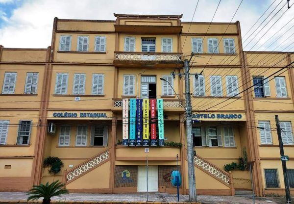 Drive-thru arrecada alimentos e materiais no Castelinho