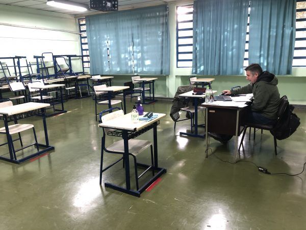 Falta de funcionários impede aulas presenciais em nove escolas