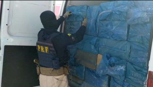 Em ação conjunta, PRF de Lajeado e Porto Alegre apreendem grande quantidade de cigarros em Canoas