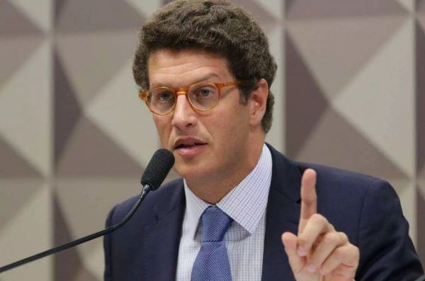 Ricardo Salles é alvo de operação que investiga exportação ilegal de madeira