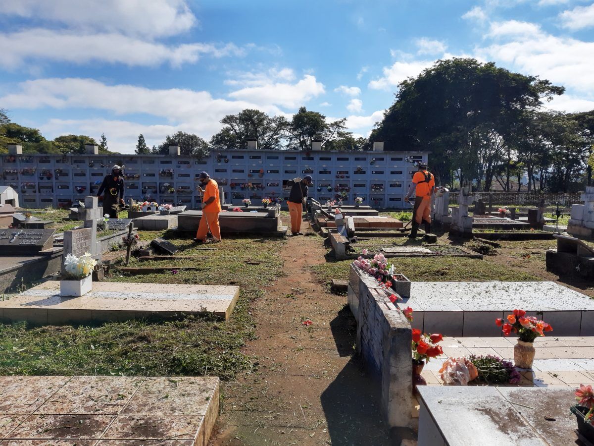 Mutirão de limpeza é realizado em cemitérios do Bairro Florestal