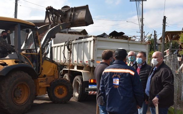 Mutirão contra a dengue realiza limpeza em bairro de Estrela