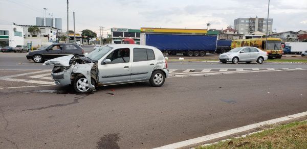 Carro colide em caminhão na ERS-130