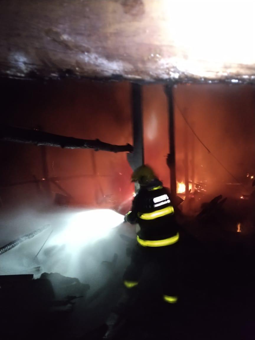 Incêndio consome três veículos, um trator e maquinário agrícola em Anta Gorda