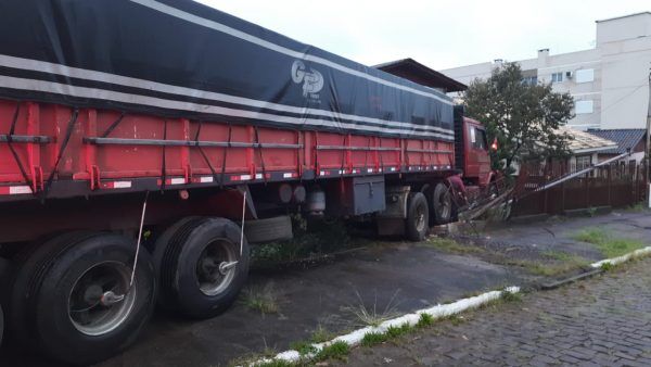 Caminhão sem freio invade residência no São Cristóvão