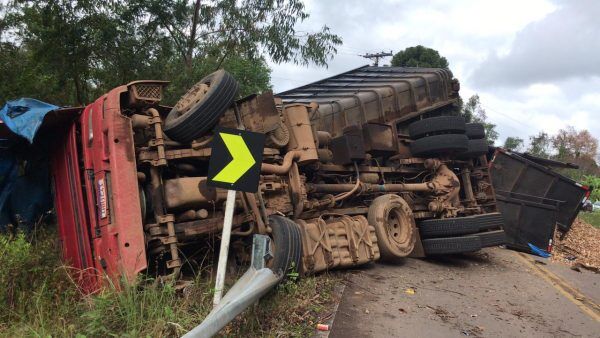 Caminhão tomba na ERS-421 em Sério
