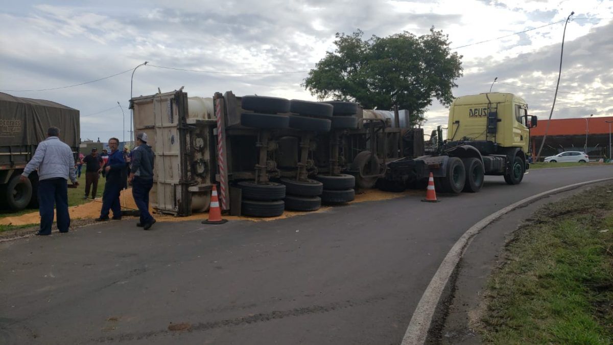 Caminhão carregado com milho tomba no acesso à BR-386, em Estrela