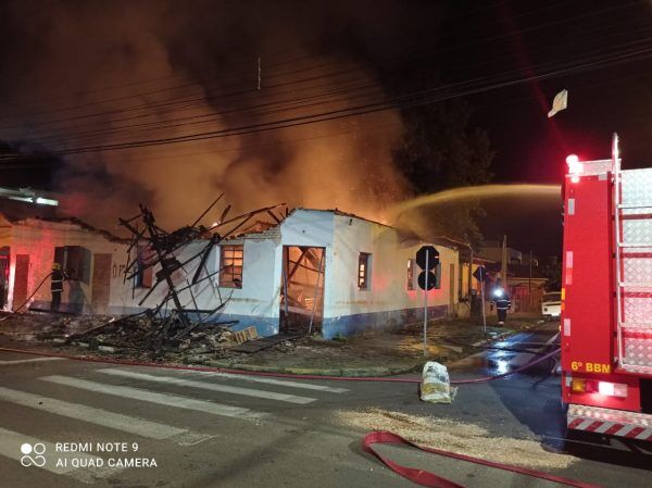 Fogo consome casa abandonada na área central de Lajeado