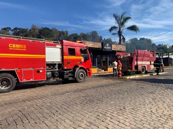 Estabelecimento comercial pega fogo em Putinga