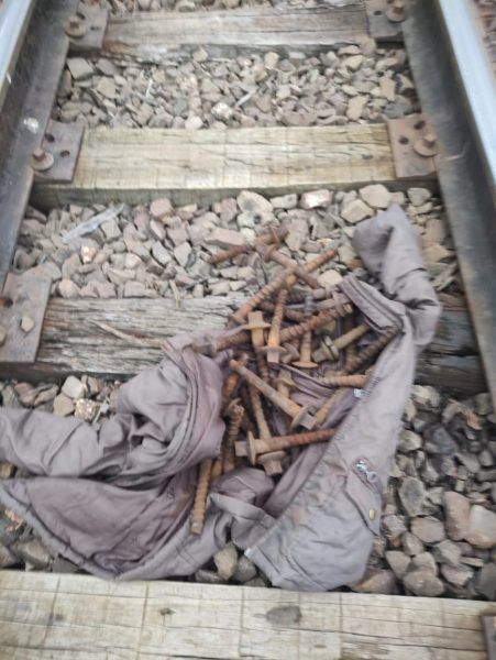 Polícia prende quatro pessoas por furtar parafusos de ferrovia