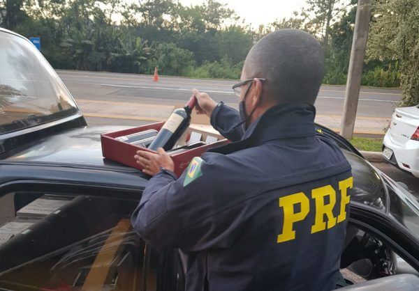 PRF apreende quase 300 garrafas de vinho em Lajeado