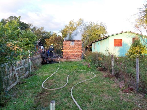 Incêndio causa queima total em residência