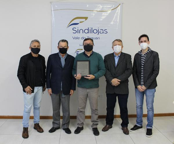 Presidente da Fecomércio RS visita Sindilojas VT e entrega placa de homenagem